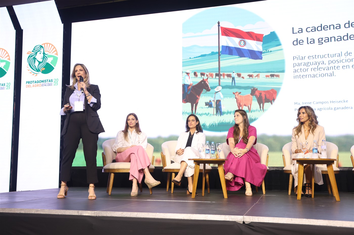 Disertantes en el escenario de Protagonistas del Agro